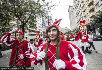 今年圣诞游行有点早？巴西市民cos圣诞装狂欢