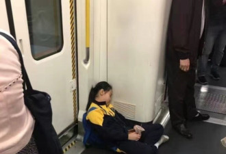 学生手拿饮料满脸疲惫在地铁上睡着 好心疼