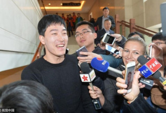 刘翔被记者围堵采访 忙乱中走错楼层