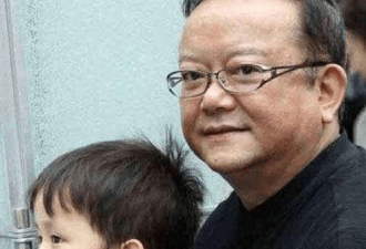 70岁王刚领10岁儿子走红毯，儿子跟外孙同岁！