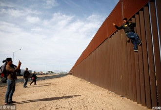移民持续抵达美墨边境 徒手攀爬边境隔离墙