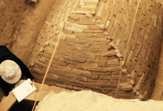 郑州一工地发现金字塔状古墓 长约数米