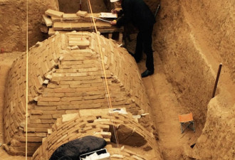 郑州一工地发现金字塔状古墓 长约数米