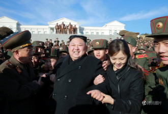 李雪主罕见秀恩爱 手挽金正恩校园植树