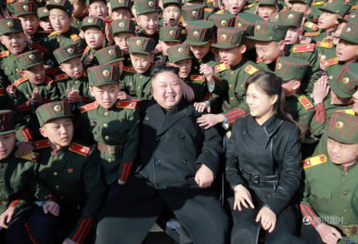 李雪主罕见秀恩爱 手挽金正恩校园植树