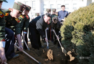 李雪主罕见秀恩爱 手挽金正恩校园植树
