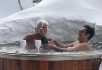 谭咏麟和陈百祥加起来134岁了 还在雪地泡澡