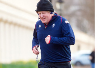英国外交大臣晨跑健身 这身造型好有喜感
