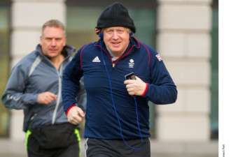 英国外交大臣晨跑健身 这身造型好有喜感
