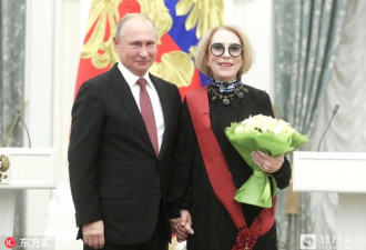普京克里姆林宫出席颁奖仪式，牵手获奖女演员