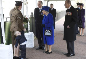 英女王出席活动 献花孩子闹别扭了