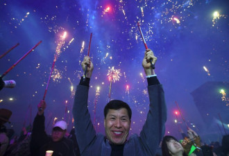 韩国民众放盛大烟花庆祝朴槿惠弹劾案通过