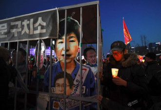 韩国民众放盛大烟花庆祝朴槿惠弹劾案通过