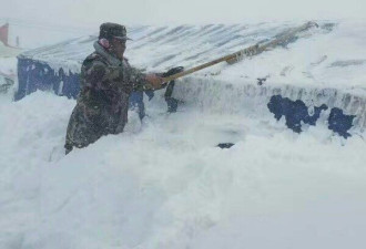 西藏多地出现特大暴雪 积雪半米厚 风力10级