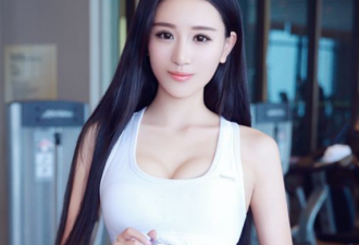 街拍：身材超正的小姐姐，衣服都快被撑破了...