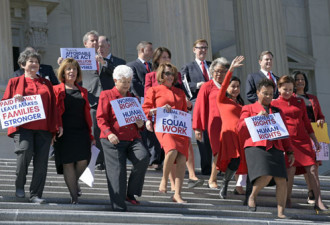 无妇女日全美4万女性穿红衣带红帽反特朗普