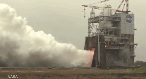 美测试世界最大火箭发动机:能提供230吨的推力