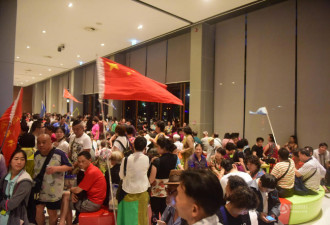 中国游客前往泰国旅游 免税店内举国旗扫货