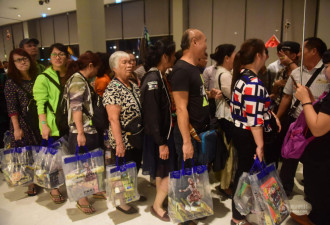 中国游客前往泰国旅游 免税店内举国旗扫货