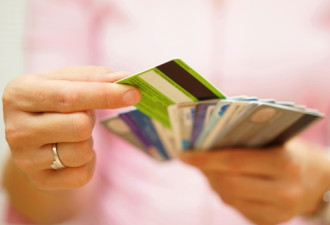 加拿大人的信用卡数量减少 但是债务增加了