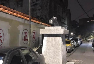 刀起头落！台湾男子深夜持刀砍蒋介石铜像