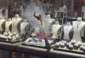 香港闹市劫案:劫匪砸窗抢500万钻戒 全程7秒