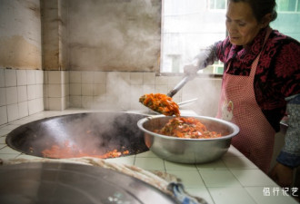 别忘了中国还有他们 老师吃孩子剩下的饭菜