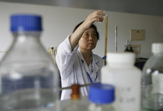中国科学家过度劳累 薪水却跟不上