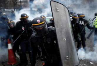 法国民众街头抗议燃油价上涨 警动用水枪