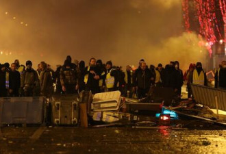 巴黎已成战场!38万人上街游行抗议 爆发骚乱