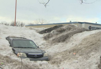 天变暖雪融化，被埋了几个月的SUV冒出来了