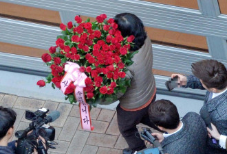朴槿惠下台退居私邸 支持者上门送玫瑰花