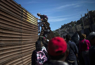 女子翻越边境墙被钢管刺穿 两个孩子就在身边
