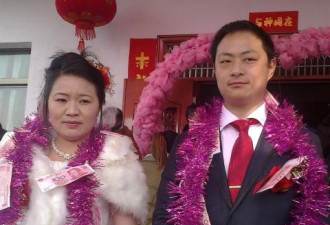 新郎新娘在婚礼仪式上身披百元大钞结婚