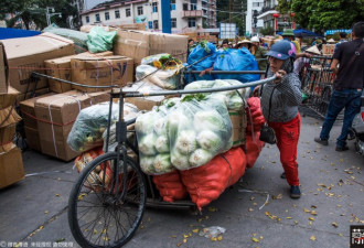 越南大妈纷纷推车来华扫货 1辆自行车装3千斤