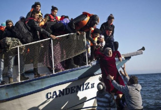 大批难民从希腊赴欧洲 海滩遗留无数救生衣