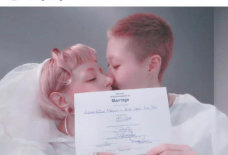 19岁小龙女晒加拿大结婚证书 宣布与女友结婚