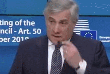 欧洲议会男议长演讲时 突然拿出口红涂脸上…
