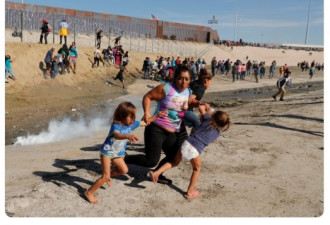 现场实拍：美墨边界爆冲突 对非法移民射催泪弹