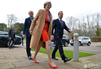 政坛超模英国女首相红裙红高跟出席保守党大会