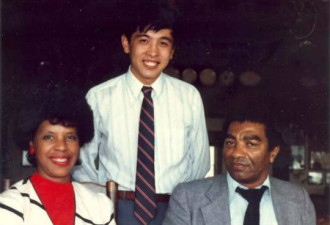 中国留学生认全美第一非裔博士当干爹