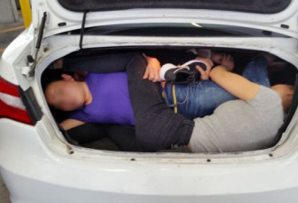 美墨边境一偷渡车被查扣后备箱中挤满4名中国人