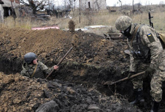 乌克兰士兵亚速海沿岸挖战壕 为与俄交战做准备