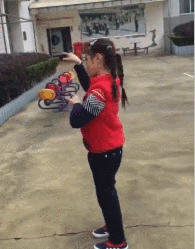 和吴秀波搭过戏的8岁女孩 在杭州流浪身世成疑