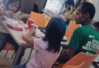菲律宾父亲看女儿吃炸鸡自己却挨饿 感动网友