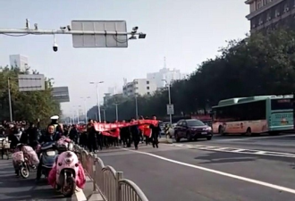 郑州数百货车司机今游行 并与警方冲突