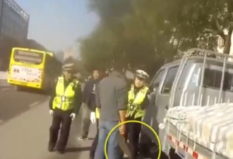 陕西警察拦停违章车 司机拔出50cm大刀威胁...