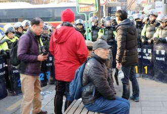 BBC记者亲历朴槿惠被罢免后的韩国街头冲突