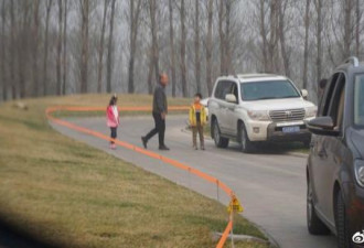 全家在野生动物园白虎区多次下车 员工劝2次