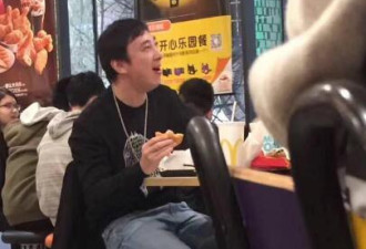 王思聪快餐店吃汉堡 开怀大笑被称像个树懒